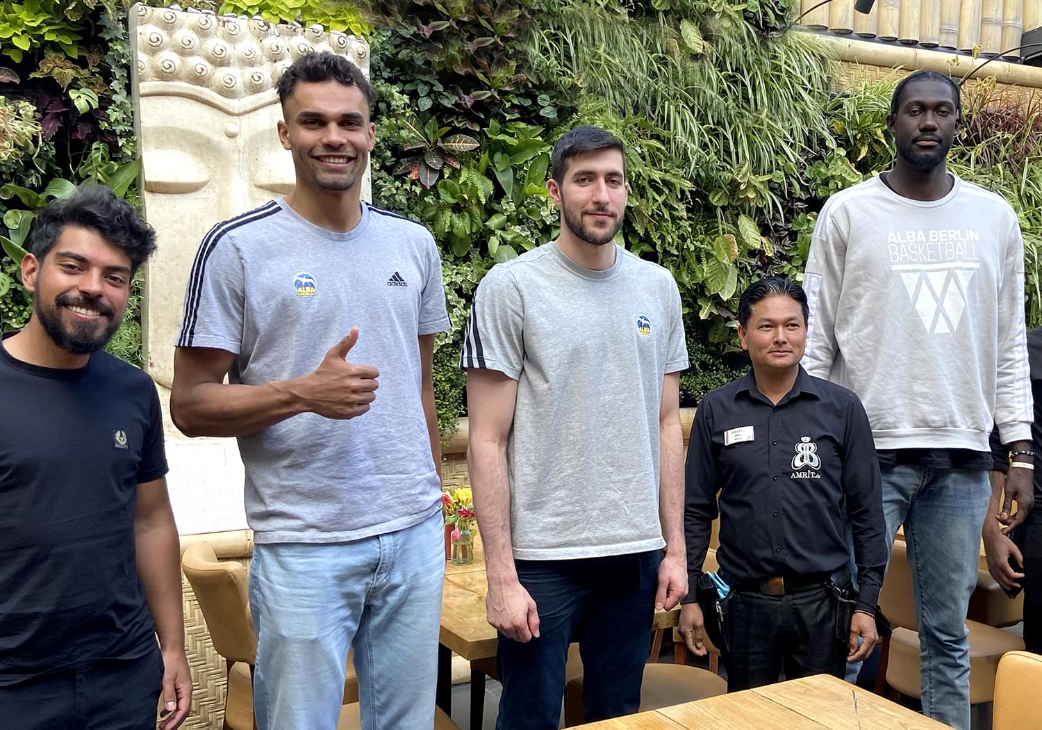 Spieler von ALBA BERLIN zu Gast im indischen Restaurant Amrit Berlin 2022