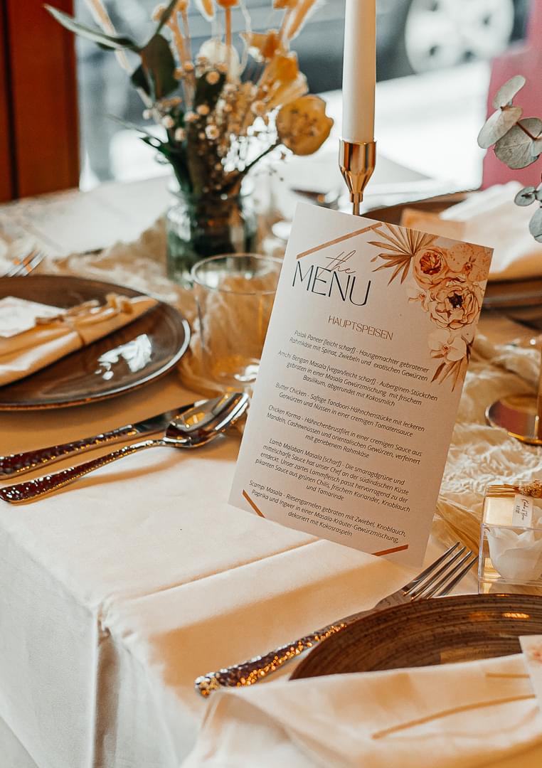 Festlich eingedeckte Hochzeitstafel beim Hochzeitscatering von AMRIT
