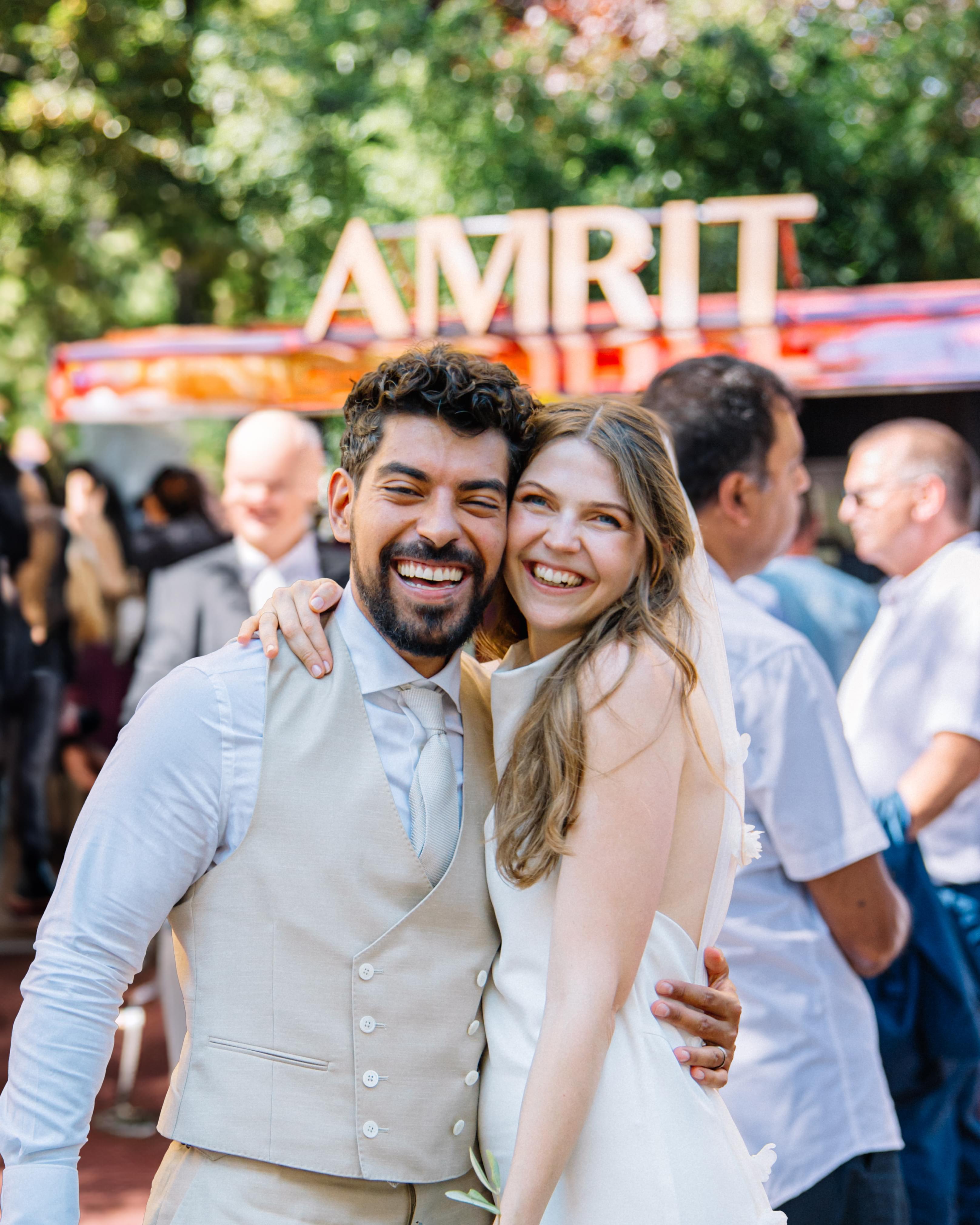 Brautpaar feiert vor dem AMRIT Foodtruck beim Hochzeitscatering