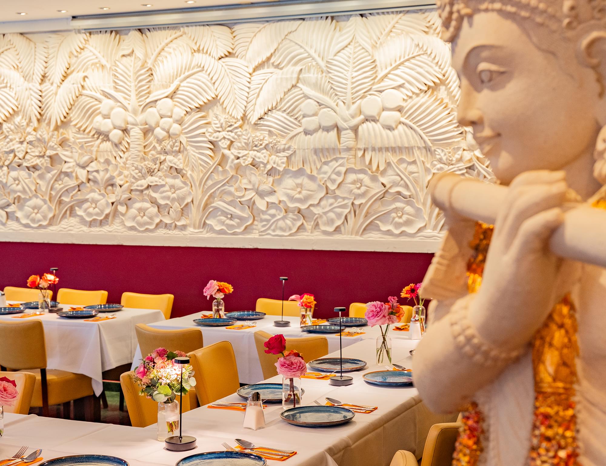 Festlich eingedeckte Tische für eine private Feier im AMRIT Restaurant