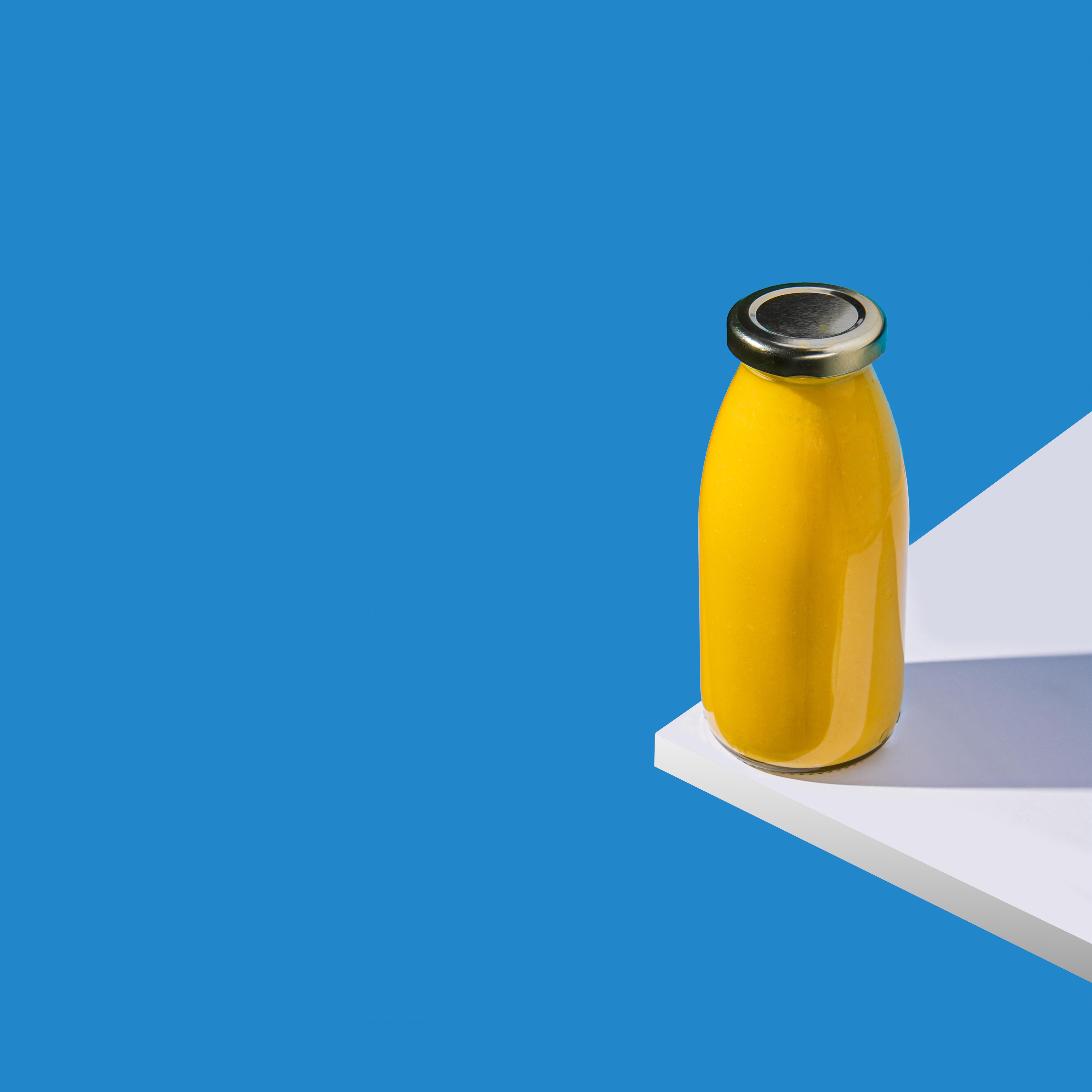 Hausgemachter Mango Lassi in der Flasche zum Mitbestellen