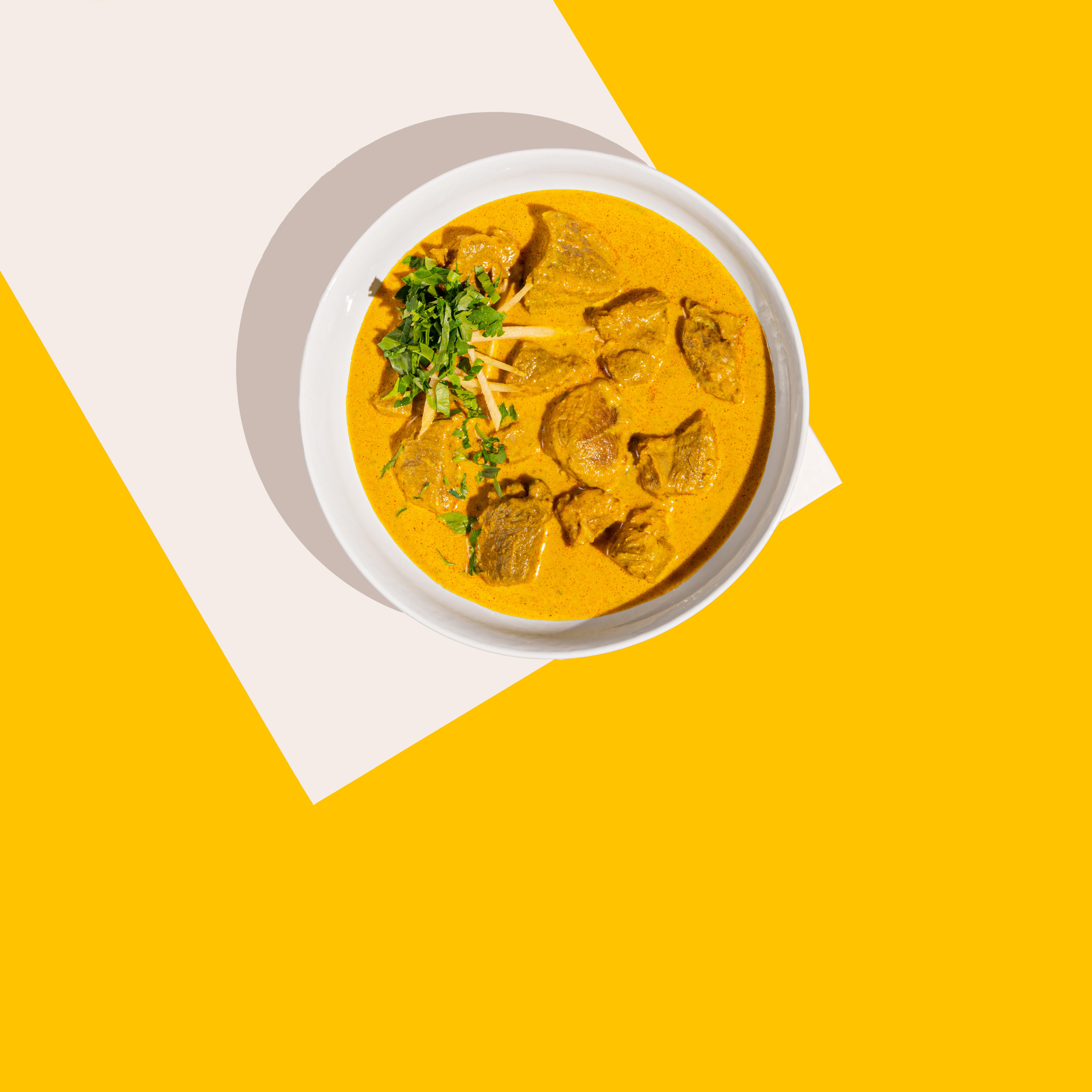 Lammcurry mit frischem Koriander in der Bowl vom AMRIT Lieferservice