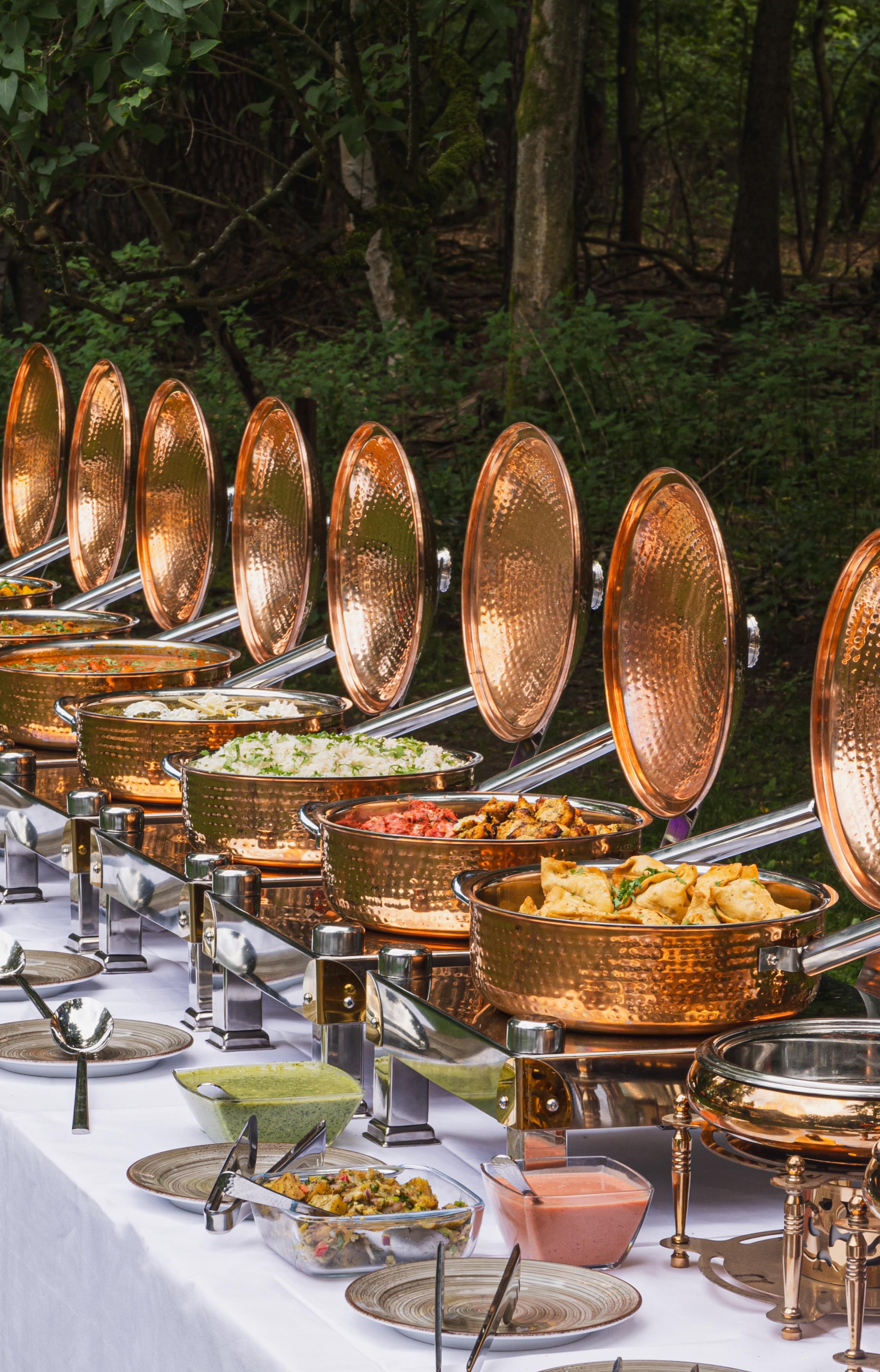 Buffet mit indischen Kupfer-Chafings beim klassischen Catering von AMRIT