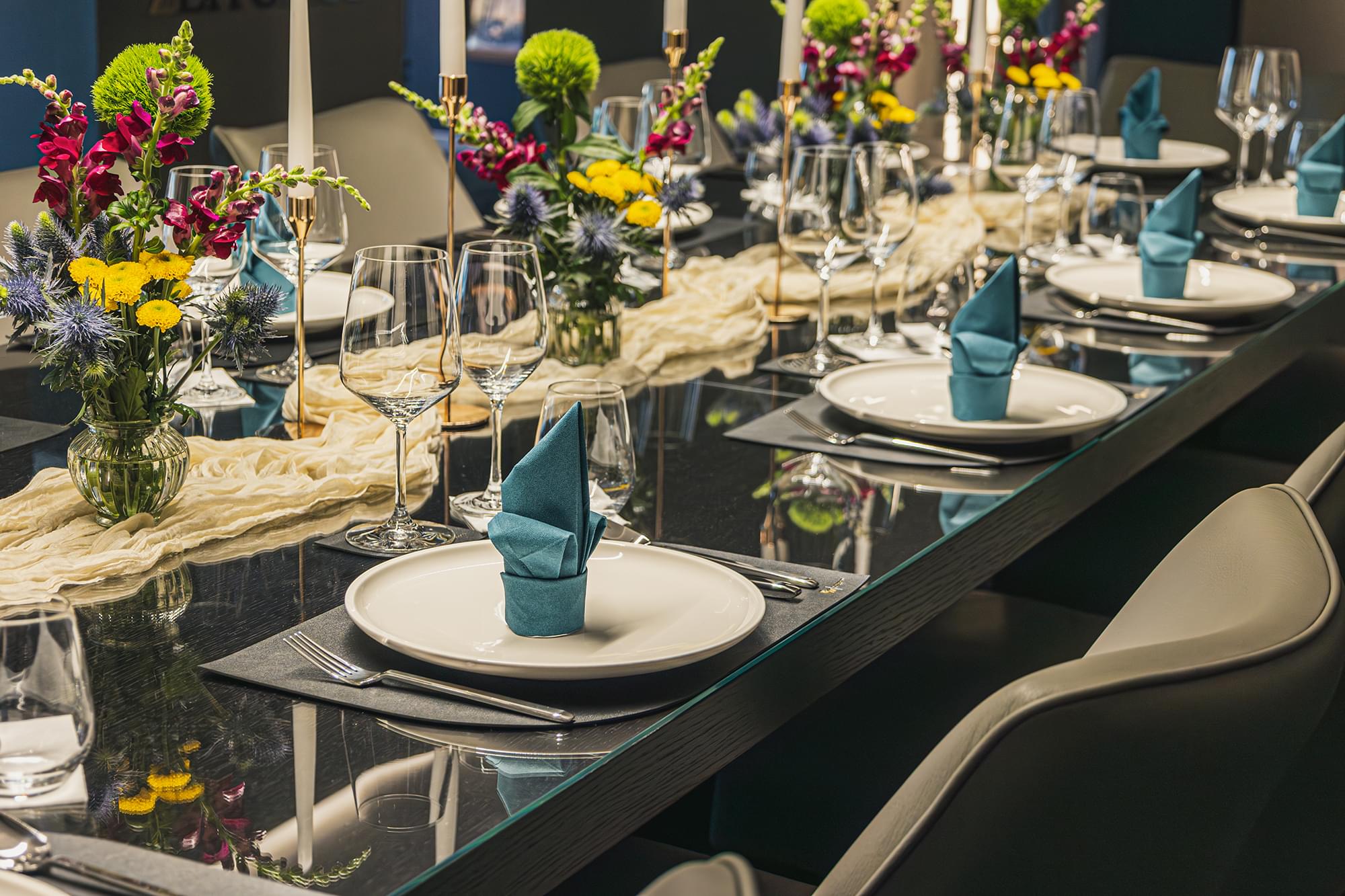 Festlich eingedeckte Tafel mit Blumenschmuck für ein Catering-Event