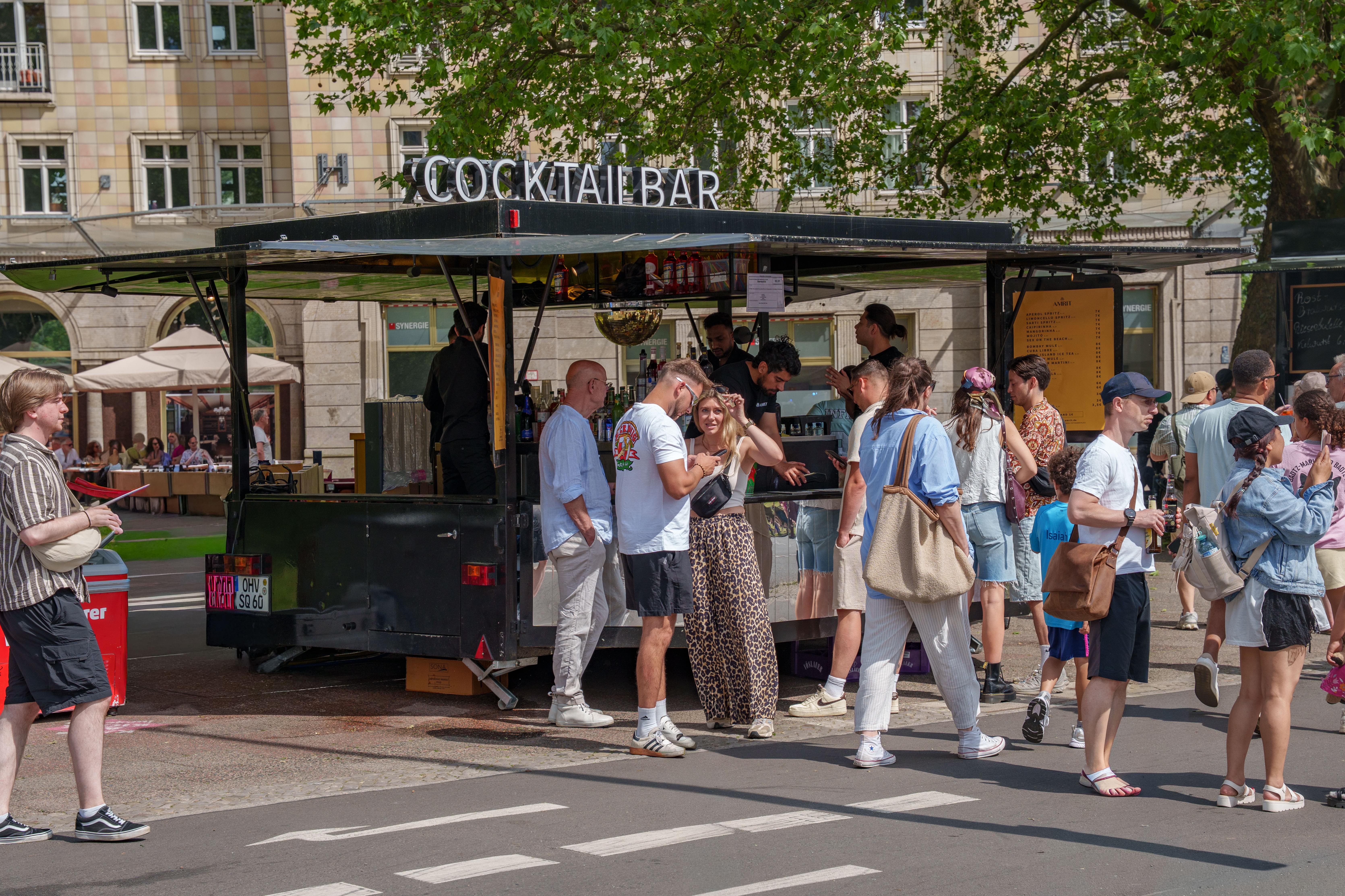 Cocktailwagen von AMRIT mit Gästen bei einem Open-Air-Event in Berlin