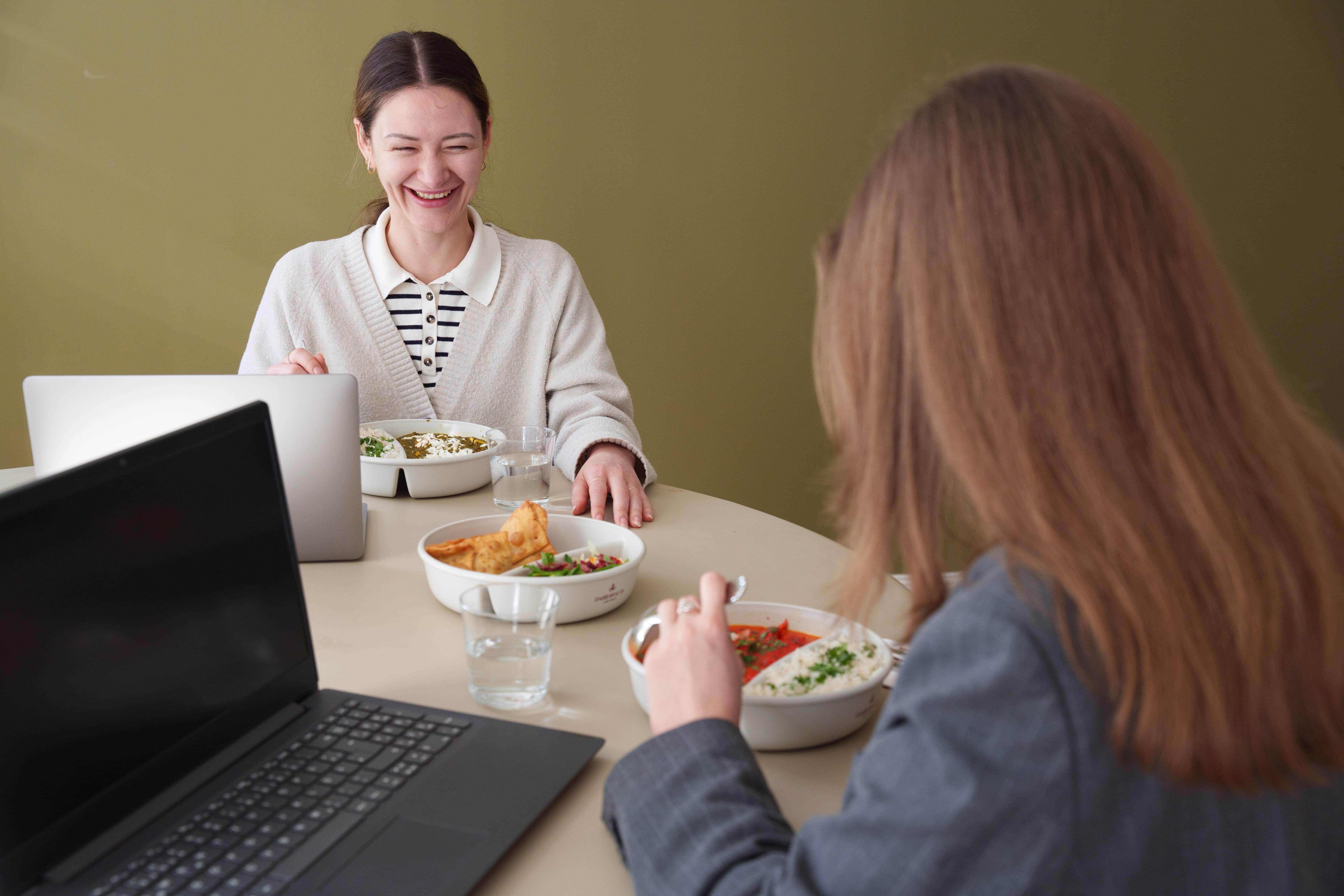 Kolleginnen beim gemeinsamen Business Lunch im Büro