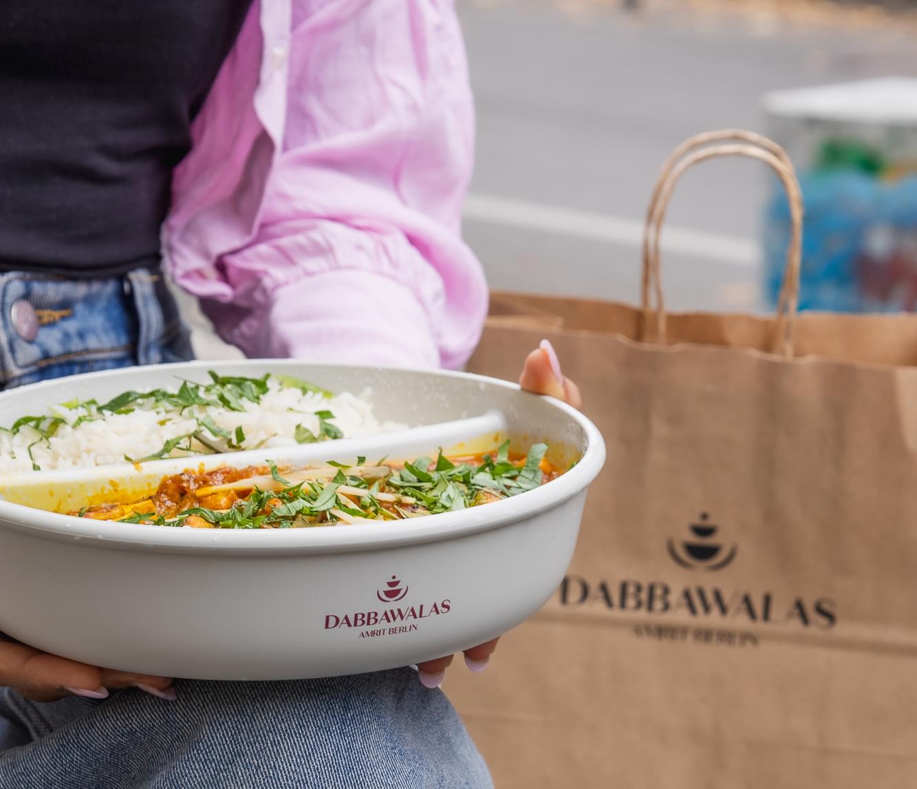 Mehrwegschale und Papiertüte von Dabbawalas by AMRIT für die Office Lieferung