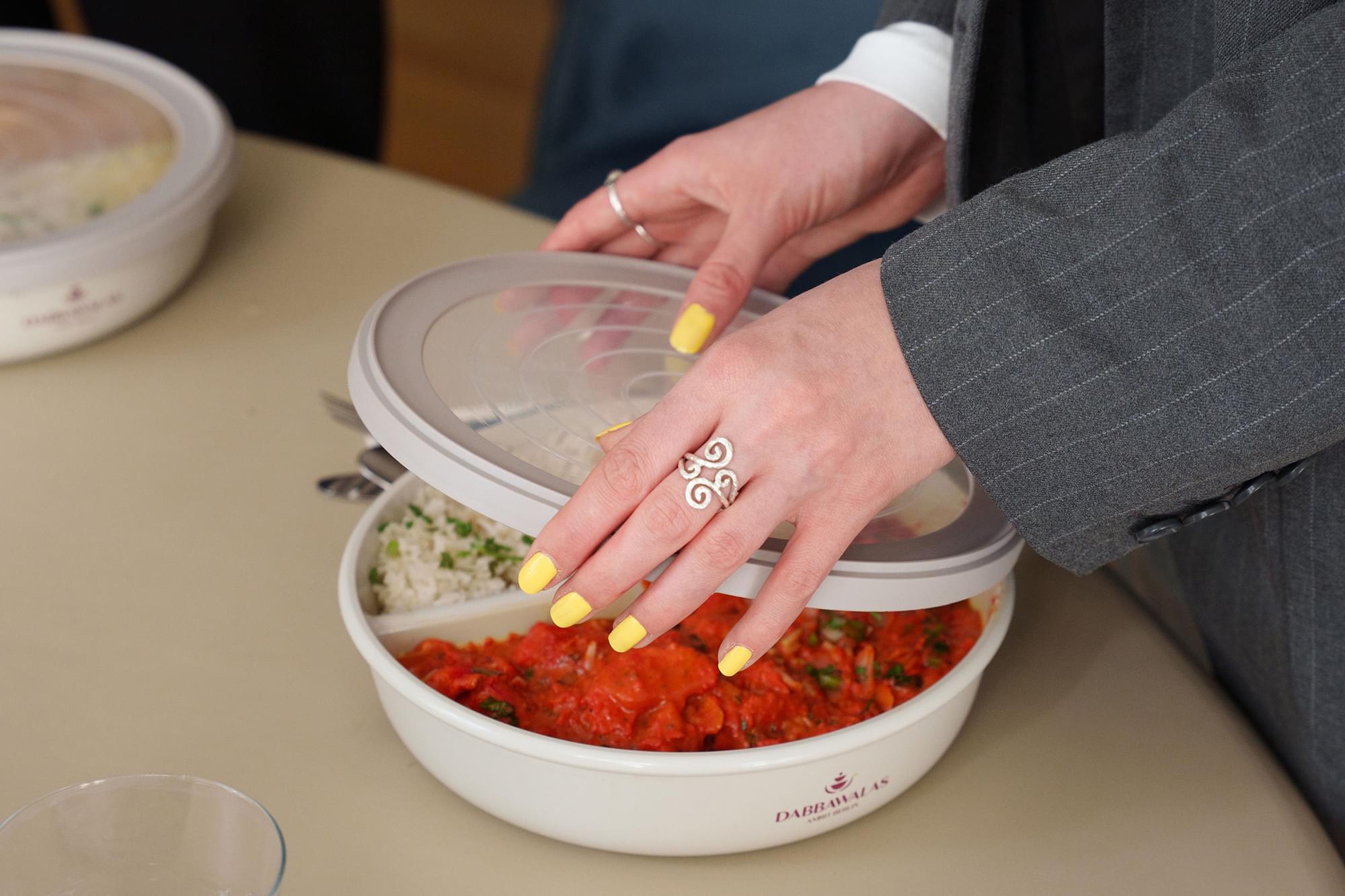 Mehrwegschalen mit Reis und Curry für die Crew-Verpflegung