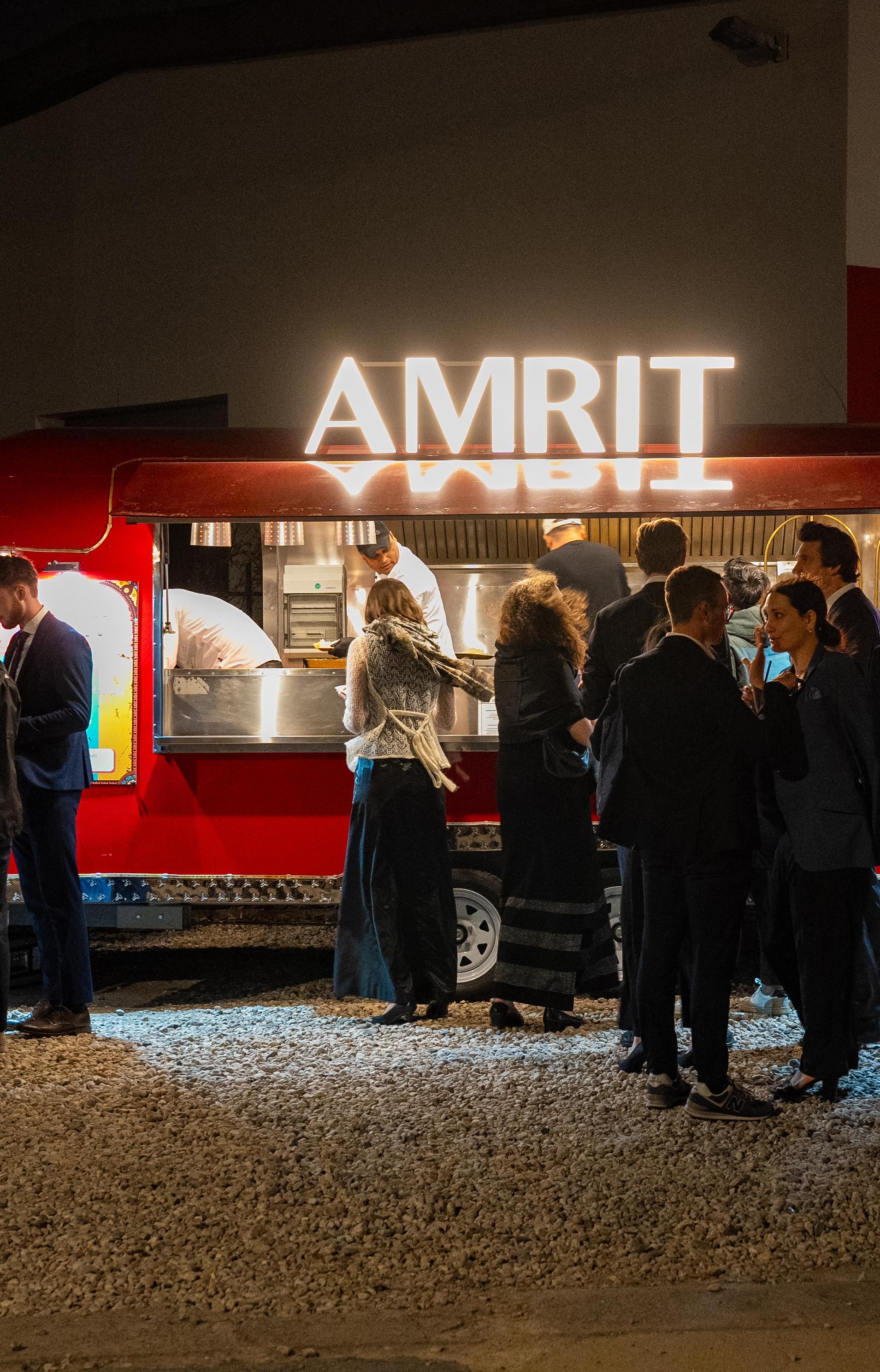AMRIT Foodtruck bei einer Abendveranstaltung als Teil des gastronomischen Gesamtkonzepts