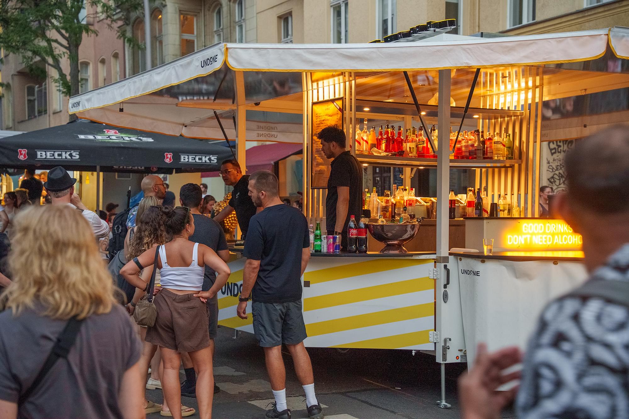 Getränkewagen von AMRIT mit Gästen bei einem Open-Air-Event
