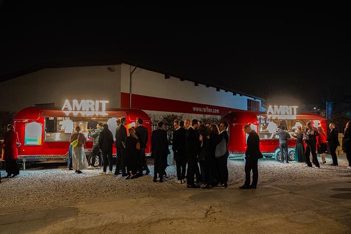 Die beiden AMRIT Foodtrucks im Einsatz, 2025