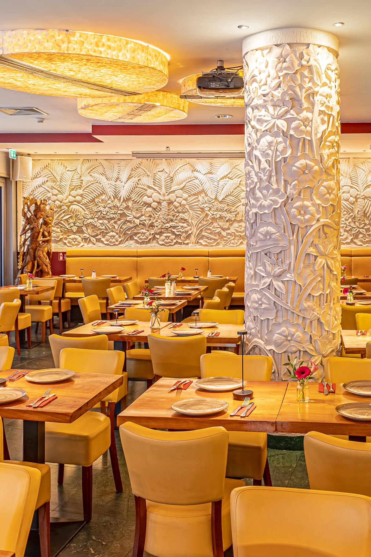 In the glitz and glamour of the newest Amrit restaurant in the centre of Berlin, it offers Indian cuisine