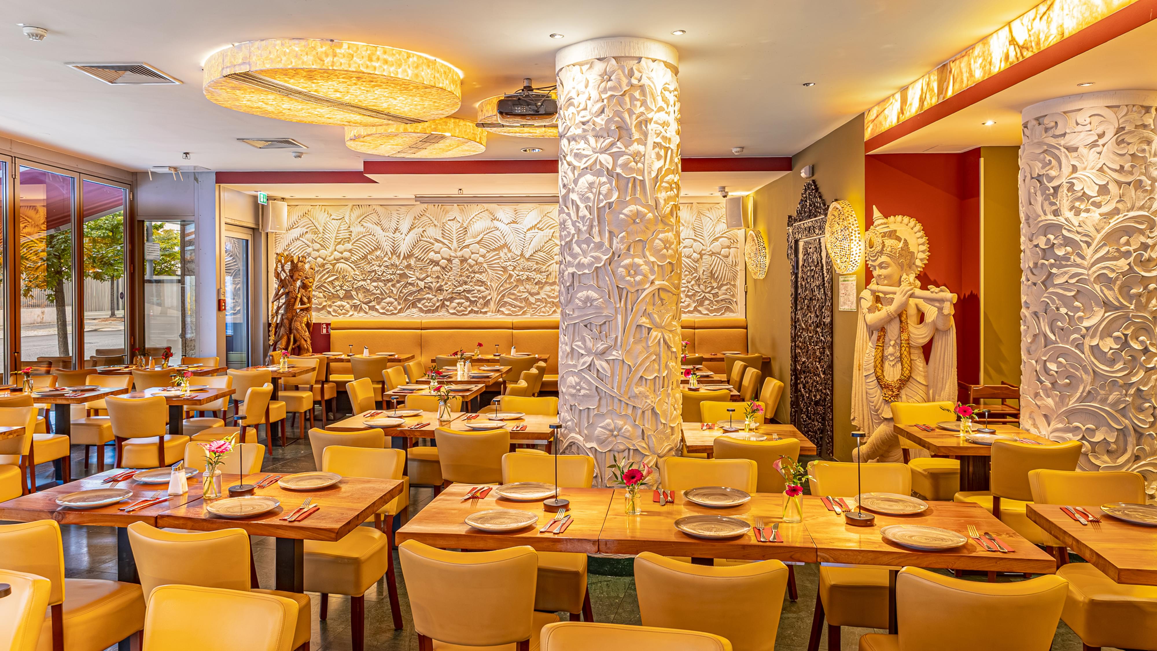 In the glitz and glamour of the newest Amrit restaurant in the centre of Berlin, it offers Indian cuisine