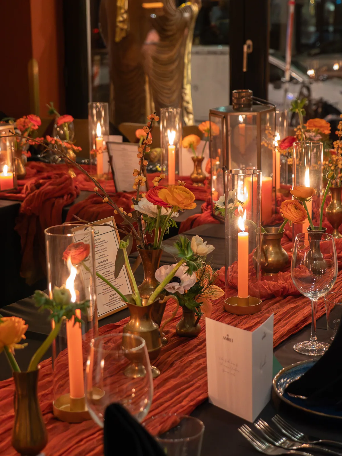 Weihnachtsfeier im AMRIT – festlich gedeckter Tisch