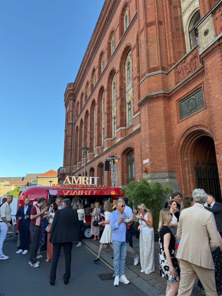 AMRIT Foodtruck auf dem 23. Berliner Hoffest 2025 vor dem Roten Rathaus